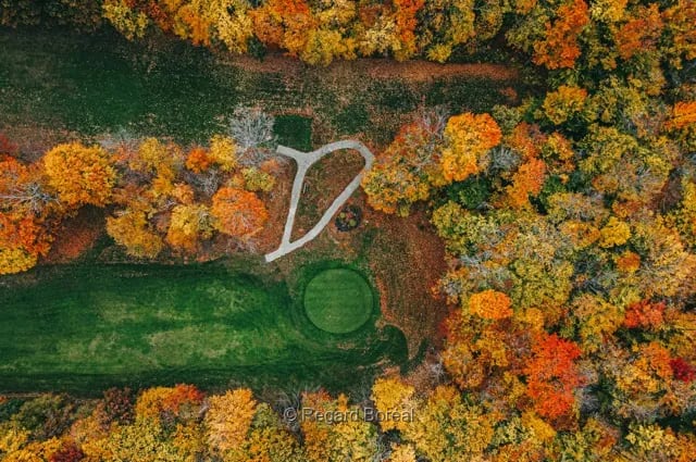 Drone. Paysage du Québec. Couleurs. Forêt. Automne au Québec. Arbres. Mont-Tremblant - Regard Boréal