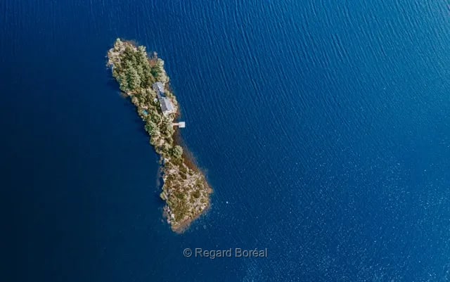 Drone. Paysage du Québec. Bleu. Lac. Ile. Mont-Tremblant - Regard Boréal