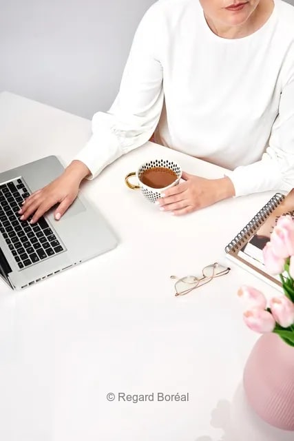 Femme. Laptop. Café. Entrepreneure. Technologie - Annie Bigras - Regard Boréal