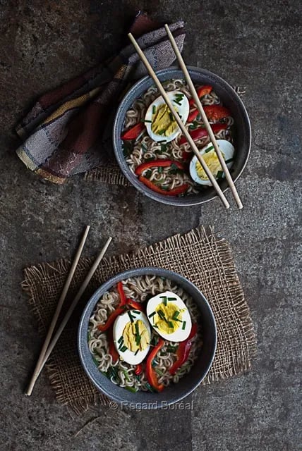 Soupe asiatique. Nouilles. Œufs. Saveurs. Épices. Piments. Bouillon. Alimentation. Culinaire. Nourriture - Regard Boréal