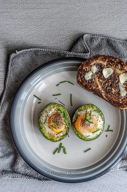 Lunch. Œufs. Avocats. Diner. Pain grillé. Ciboulette. Brunch. Repas. Alimentation. Culinaire. Nourriture - Regard Boréal