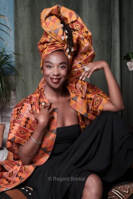 Femme noire. Portrait artistique. Costume traditionnel. Élégance. Costume coloré. Studio - Regard Boréal