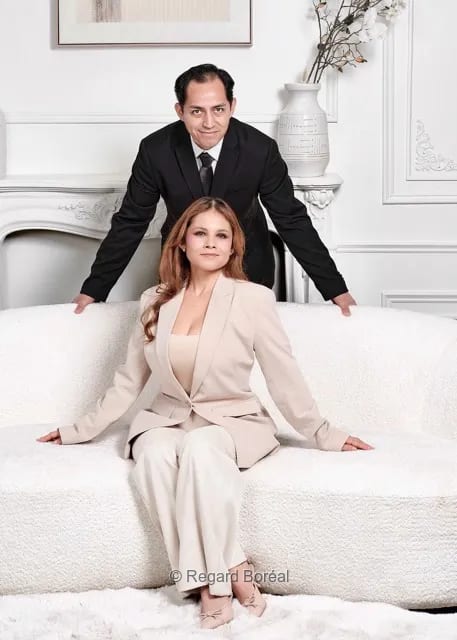 Femme. Homme.  Portrait corporatif. Sofa. Homme d'affaire. Femme d'affaire. Professionnels. Homme en cravate. Femme en tailleur - Regard Boréal