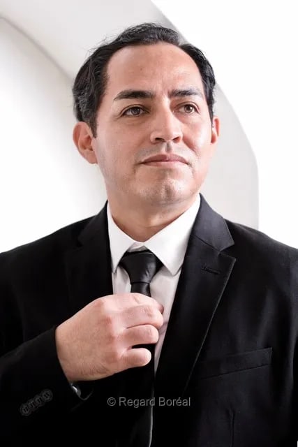 Homme confiant. Portrait corporatif. Homme d'affaire. Entrepreneur. Homme en habit. Studio - Regard Boréal