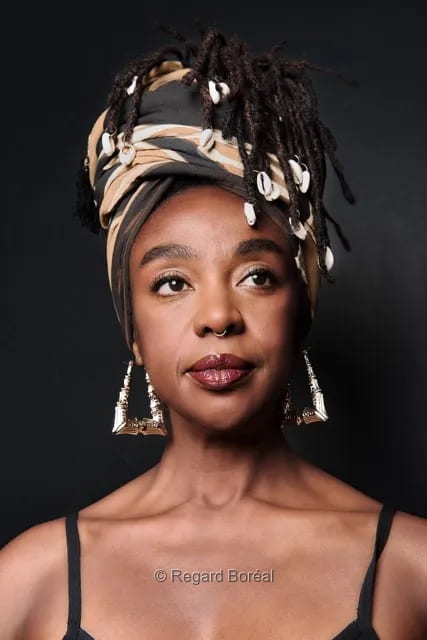 Femme noire. Portrait artistique. Élégance. Coiffure traditionnelle. Studio - Regard Boréal
