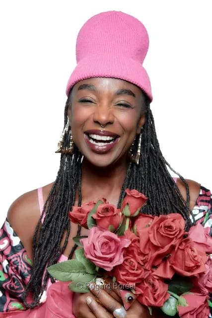Femme noire. Portrait artistique. Élégance. Tuque rose. Studio. Sourire. Bouquet de roses - Regard Boréal