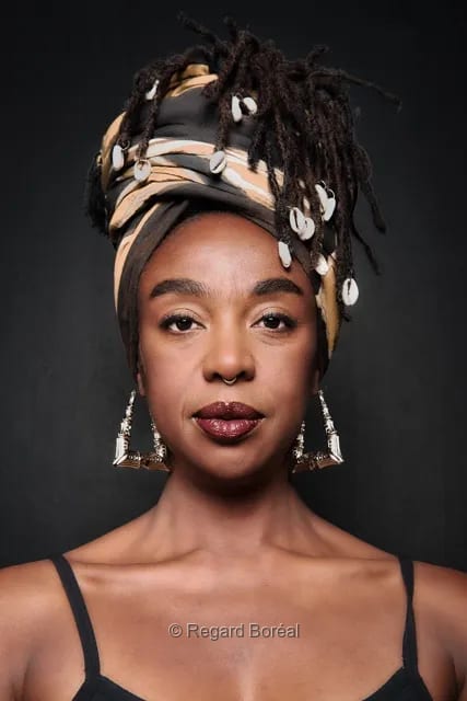 Femme noire. Portrait artistique. Élégance. Coiffure traditionnelle. Studio - Regard Boréal