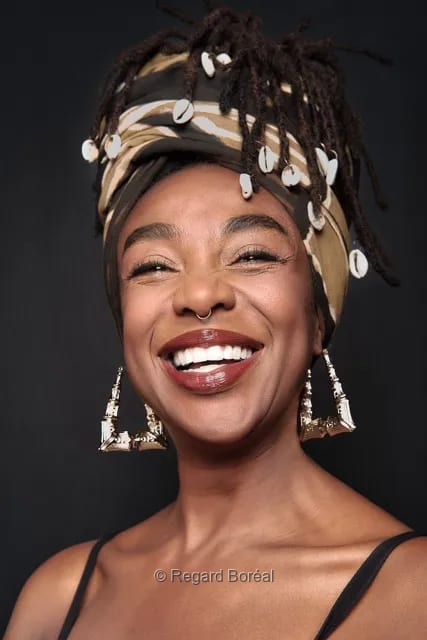 Femme noire. Portrait artistique. Élégance. Coiffure traditionnelle. Studio. Sourire - Regard Boréal