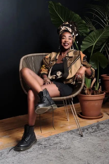 Femme noire. Portrait artistique. Costume traditionnel. Élégance. Costume coloré. Studio. Femme décontractée - Regard Boréal