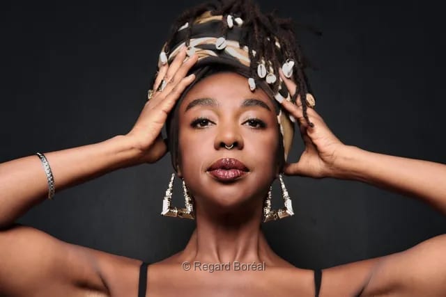 Femme noire. Portrait artistique. Élégance. Coiffure traditionnelle. Studio. Pause - Regard Boréal