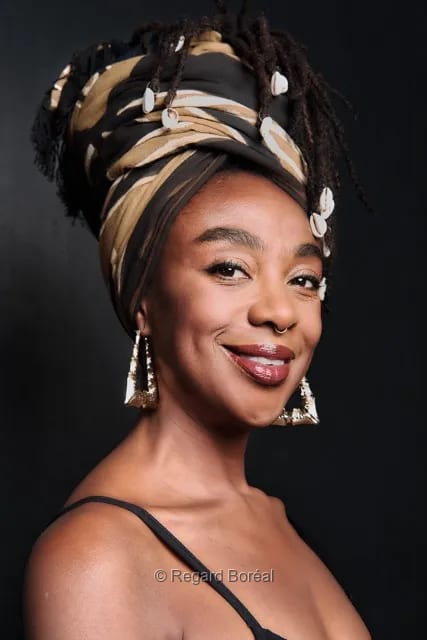 Femme noire. Portrait artistique. Élégance. Coiffure traditionnelle. Studio. Sourire - Béatrice Labbé - Regard Boréal