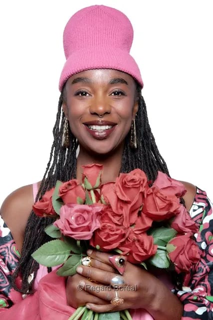 Femme noire. Portrait artistique. Élégance. Tuque rose. Studio. Sourire. Bouquet de roses - Regard Boréal