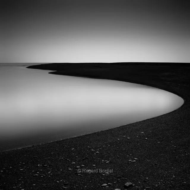 Paysage du Québec. Plage. Rivière. Noir et blanc. Horizon. Sérénité. Calme. Monochrome - Regard Boréal