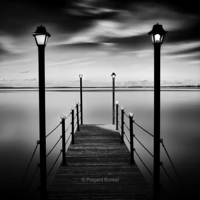 Paysage du Québec. Noir et blanc. Pont. Lampadaires. Horizon. Rivière. Monochorome. Lac-St-Jean - Regard Boréal
