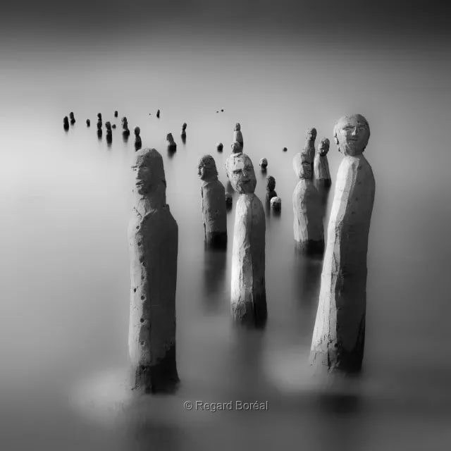 Paysage du Québec. Noir et blanc. Statue. Rassemblement. Oeuvres. Été au Québec. Patrimoine. Sculpture. Monochrome. Gaspésie - Regard Boréal