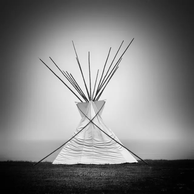 Paysage du Québec. Noir et blanc. Tipis. Gesgapegiag. Réserve indienne micmaque. Monochrome. Exploration. Gaspésie - Regard Boréal