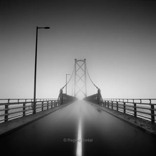 Paysage du Québec. Noir et banc. Pont. Route. Ile d'Orléans. Monochrome - Regard Boréal