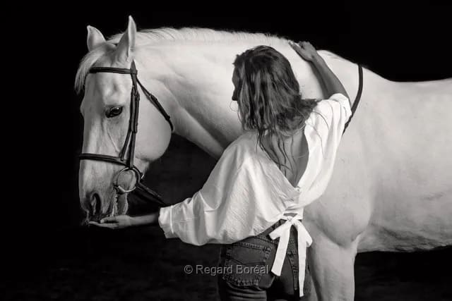 Cheval. Jument. Cavalière. Noir et blanc. Équitation. Animal. Élevage. Portrait. Femme. Cheval. Sport. Monochrome - Regard Boréal