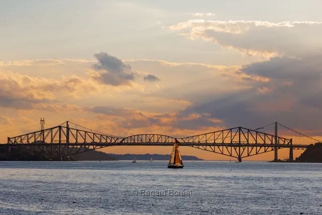Paysage du Québec. Pont Pierre-Laporte. Ville. Voilier. Fleuve St-Laurent. Coucher de soleil - Regard Boréal