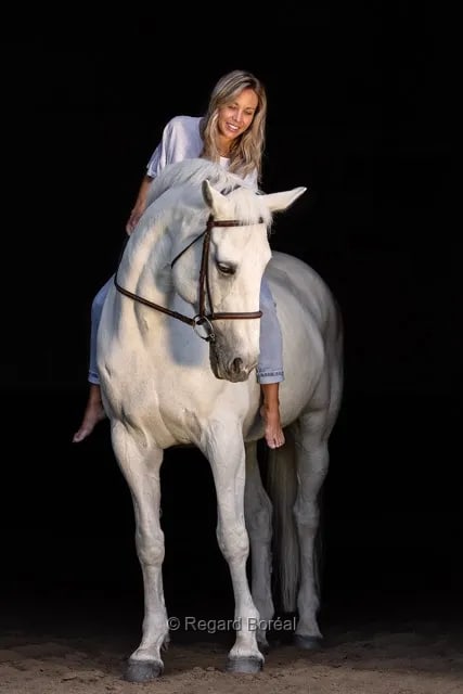Cheval blanc. Jument. Cavalière. Équitation. Animal. Élevage. Équestre. Sport. Équidé - Regard Boréal