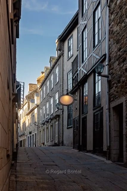 Petite rue. Vieux-Québec. Bâtiments historiques. Patrimoine architectural. Québec - Regard Boréal
