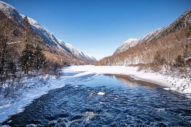 Paysage du Québec. Horizon. Montagnes. Hiver au Québec. Nature. Charlevoix. Parc. Conifères. Rivière. Québec - Regard Boréal