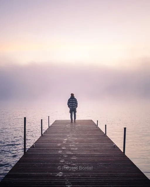 Lac Taureau. Observation. Quai. Horizon. Zénitude. Escapde. Plein air. Évasion. Nature. Brume. Automne au Québec. Laurentides - Pierre Cuzin - Regard Boréal