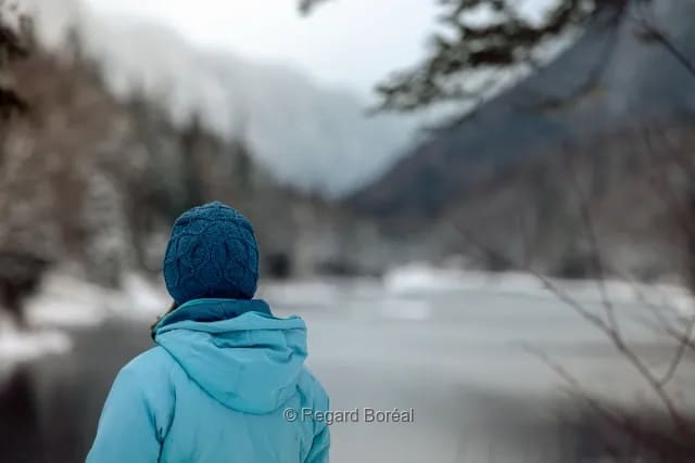 Paysage du Québec. Parc Jacques Cartier. Hiver au Québec. Horizon. Observation. Femme de dos. Parc. Montagnes. Forêt. Vallée. Nature. Plein air - Simon Bussières - Regard Boréal