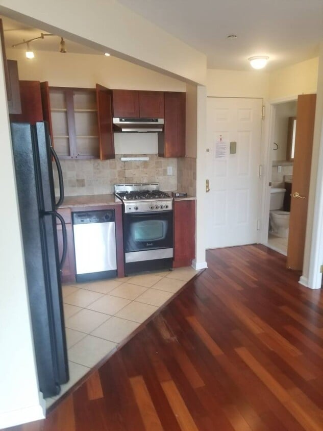 Renovated 1BD Condo Near Transit — Hallett’s Cove, Astoria