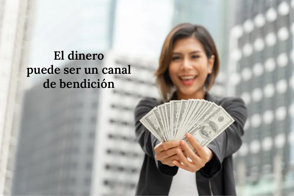 Mujer sonriendo sosteniendo billetes en las manos, representando cómo el dinero puede ser un canal de bendición y abundancia en la vida