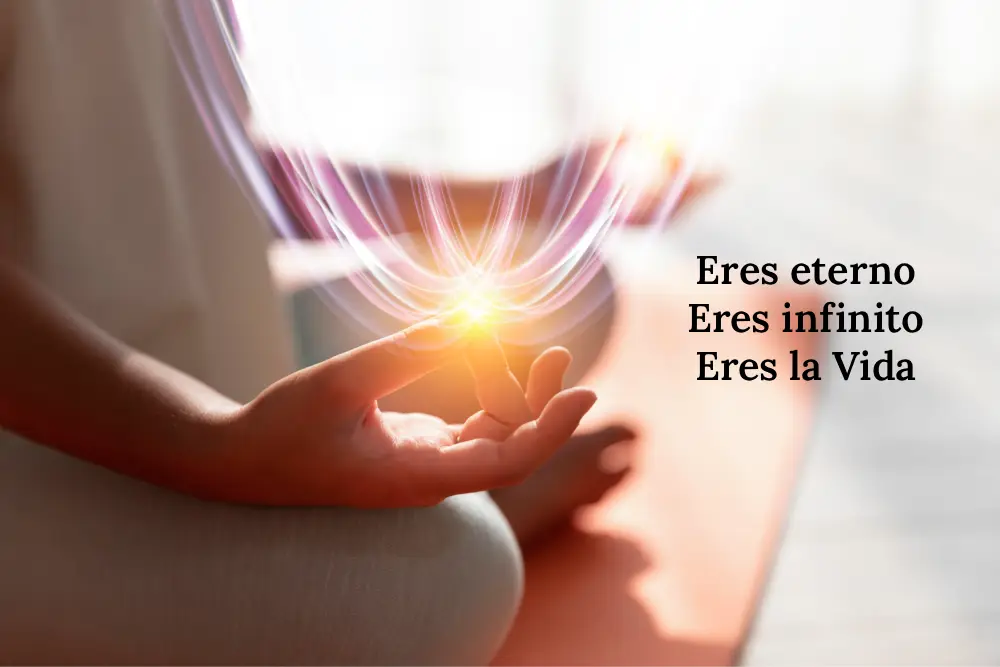 Mujer sentada en postura de meditación, simbolizando conexión profunda, consciencia y la comprensión de la eternidad de la vida y del ser