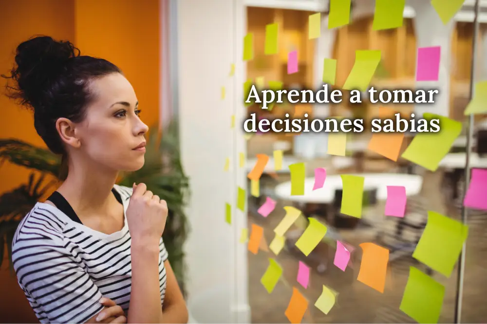 Mujer ejecutiva leyendo notas adhesivas, reflexionando y aprendiendo a tomar decisiones sabias en su vida profesional y personal