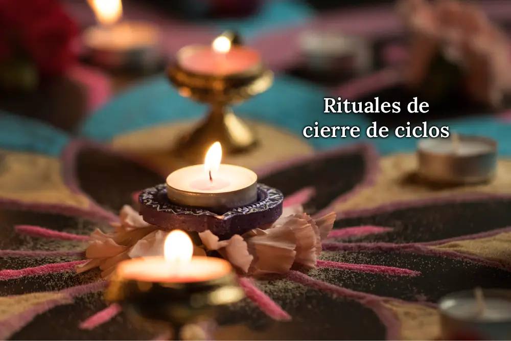 Velas encendidas sobre pétalos de flores, simbolizando rituales de cierre de ciclos y la liberación de energías para iniciar nuevas etapas