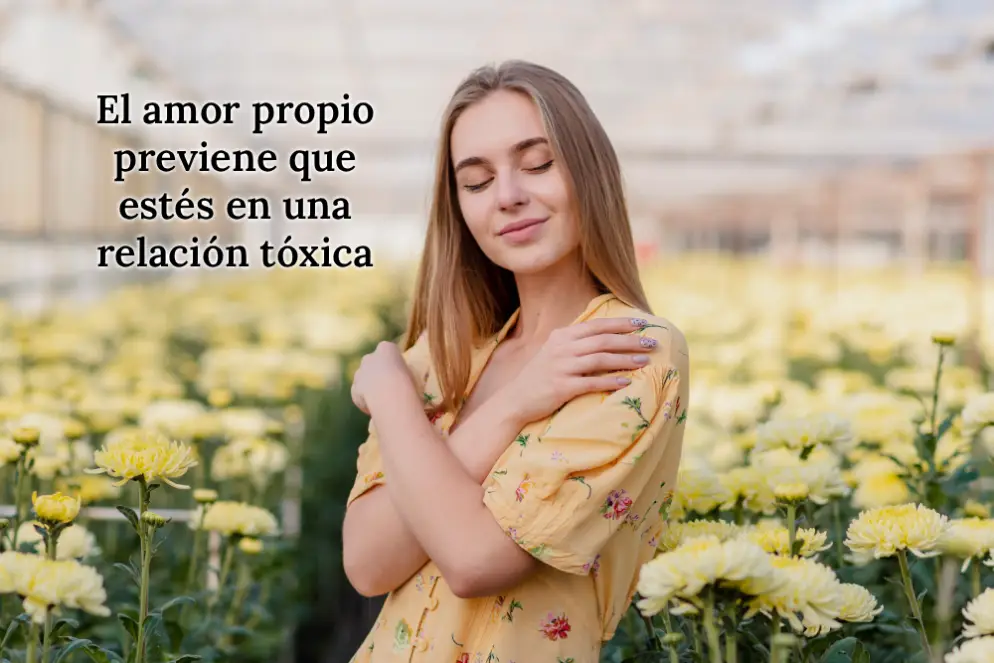 Mujer con los ojos cerrados abrazándose a sí misma, simbolizando amor propio, autocuidado y cómo este previene involucrarse en relaciones tóxicas
