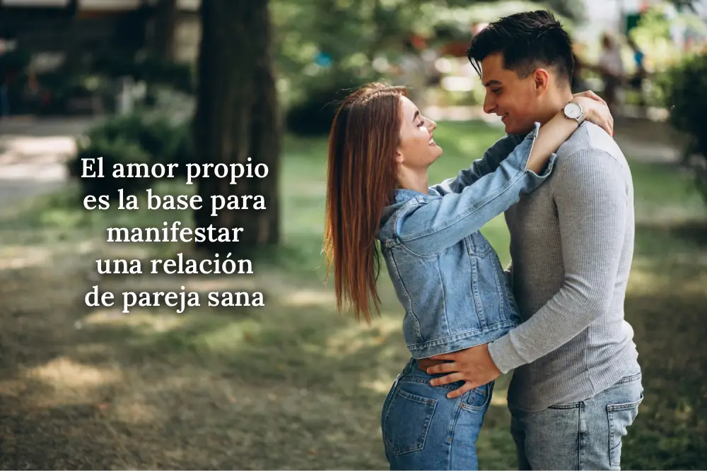 Pareja joven abrazándose en el bosque, simbolizando conexión, respeto mutuo y cómo el amor propio es la base para manifestar relaciones de pareja saludables