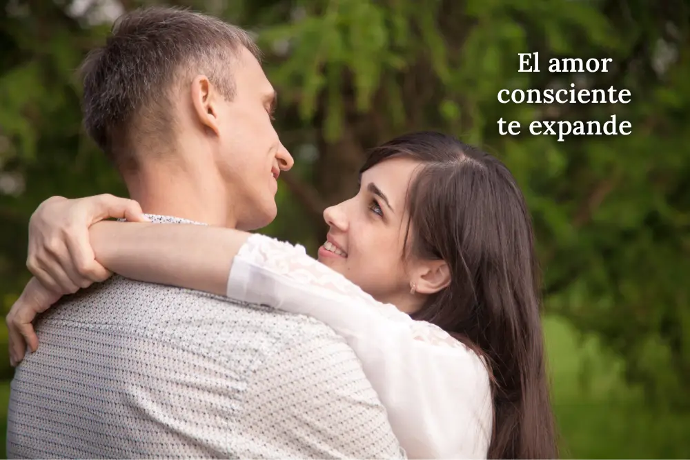 Pareja mirándose a los ojos, simbolizando conexión profunda, comunicación consciente y cómo el amor consciente contribuye al crecimiento personal y mutuo