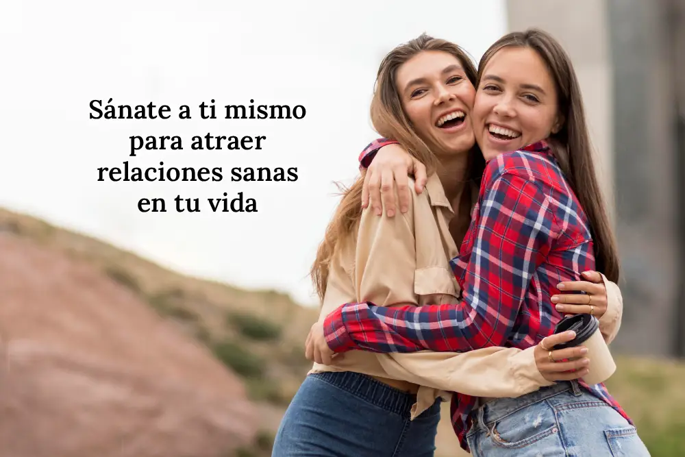 Amigas sonriendo y abrazadas, simbolizando alegría, apoyo mutuo y la importancia de sanarse a uno mismo para atraer relaciones sanas en la vida
