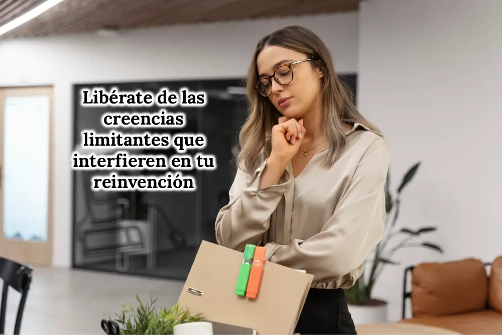Mujer mirando el suelo de forma pensativa, reflexionando sobre cómo liberarse de creencias limitantes que interfieren en su proceso de reinvención personal