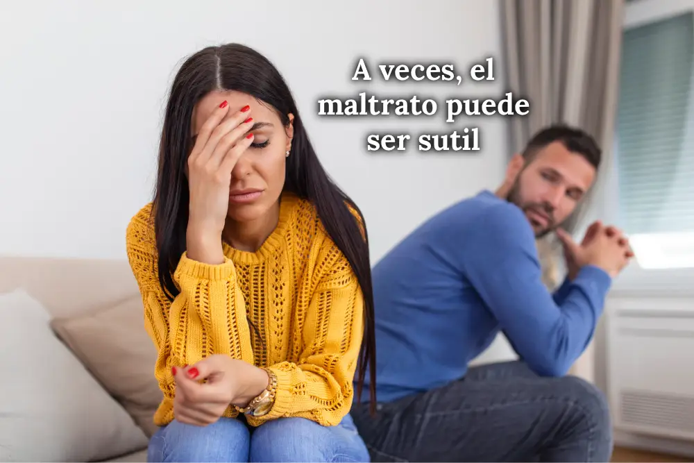 Pareja distanciada sentada en el sofá, simbolizando tensión y desconexión emocional, ilustrando cómo el maltrato sutil puede pasar desapercibido en las relaciones