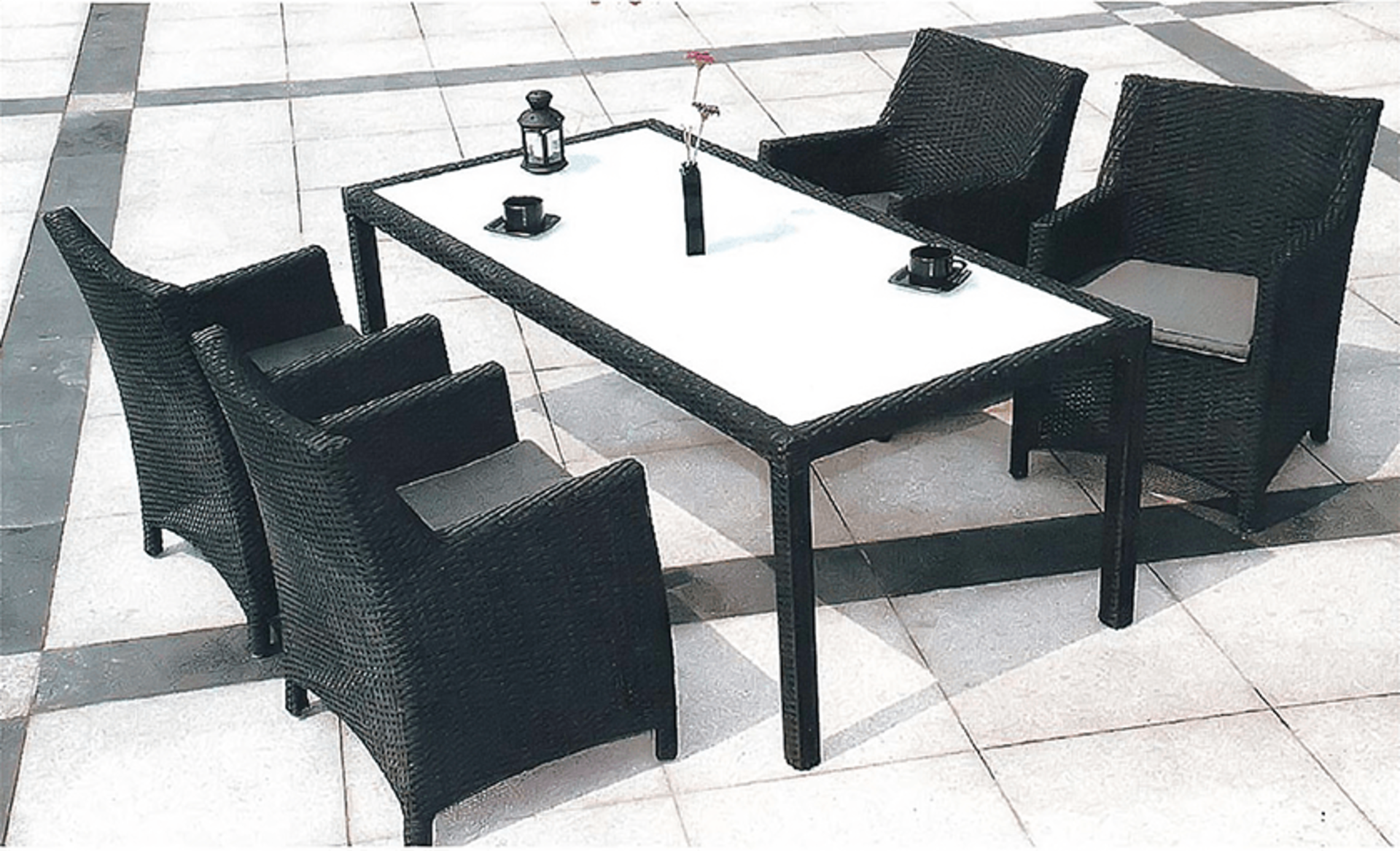 Ensemble de repas d'extérieur en résine tressée - Mobilier artisanal Ebène Madagascar