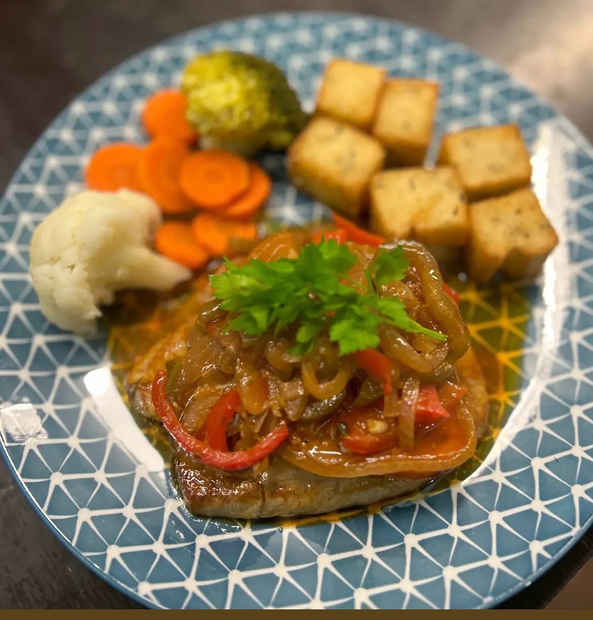 Bife de Atum com Molho de Cebola e Tomate