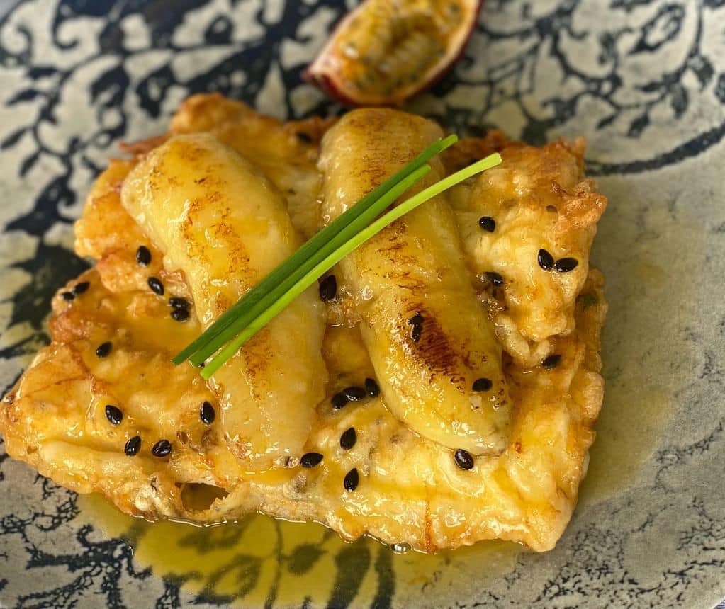 Peixe Espada Preto com Banana e Molho de Maracujá
