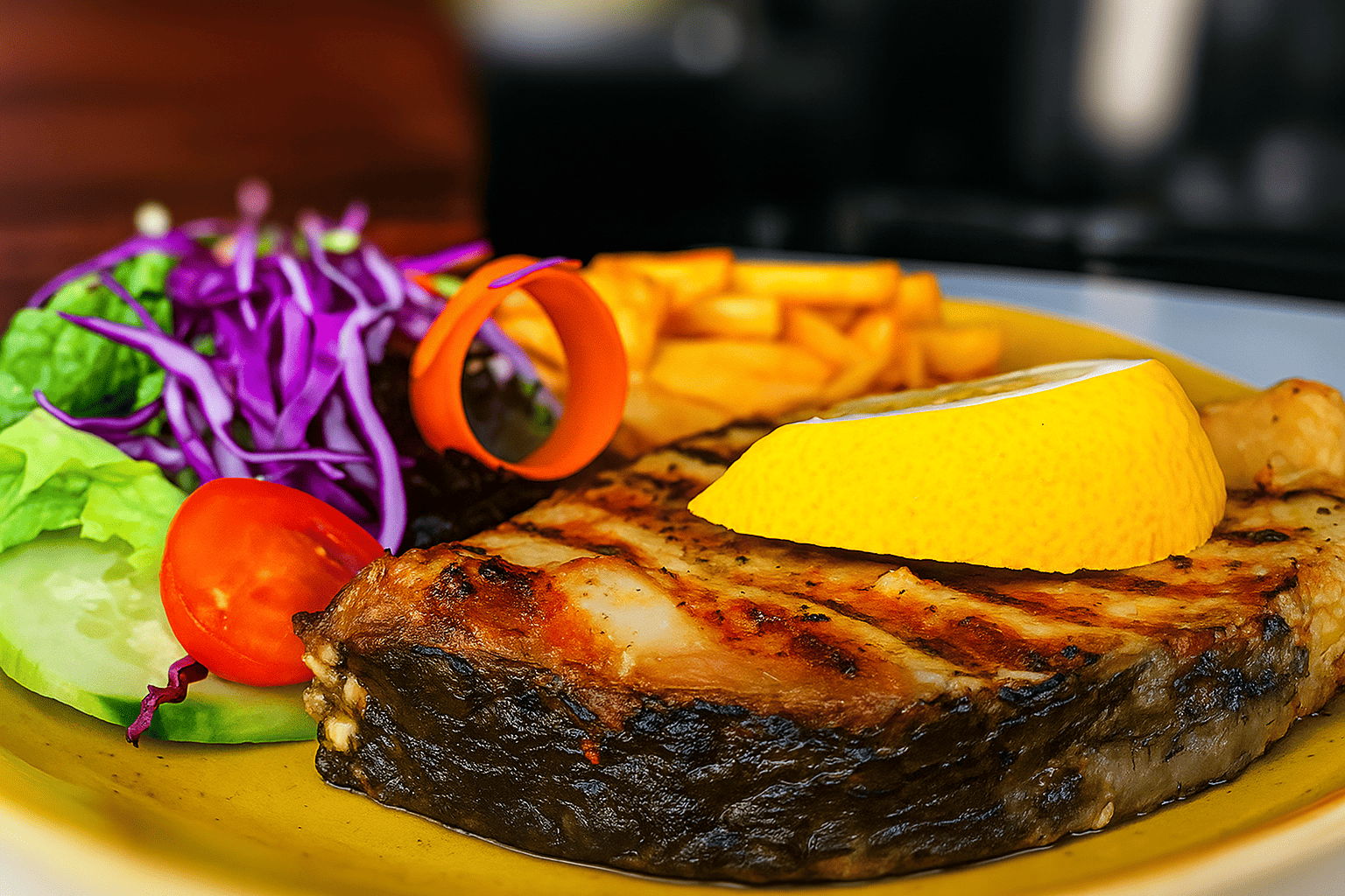 PEIXE DA ÉPOCA COM SALADA E BATATA FRITA