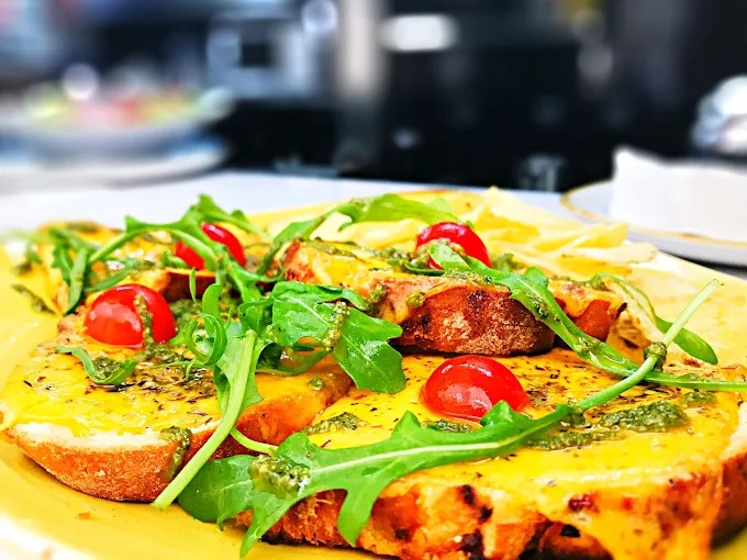Tosta de Ervas Aromáticas, Queijo Fundido e Tomate