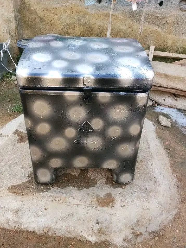 Dispatch delivery box for sale at jikwoyi phase 3 Abuja,an interested buyer should Dm me or WhatsApp me on 08038639775, thank you.