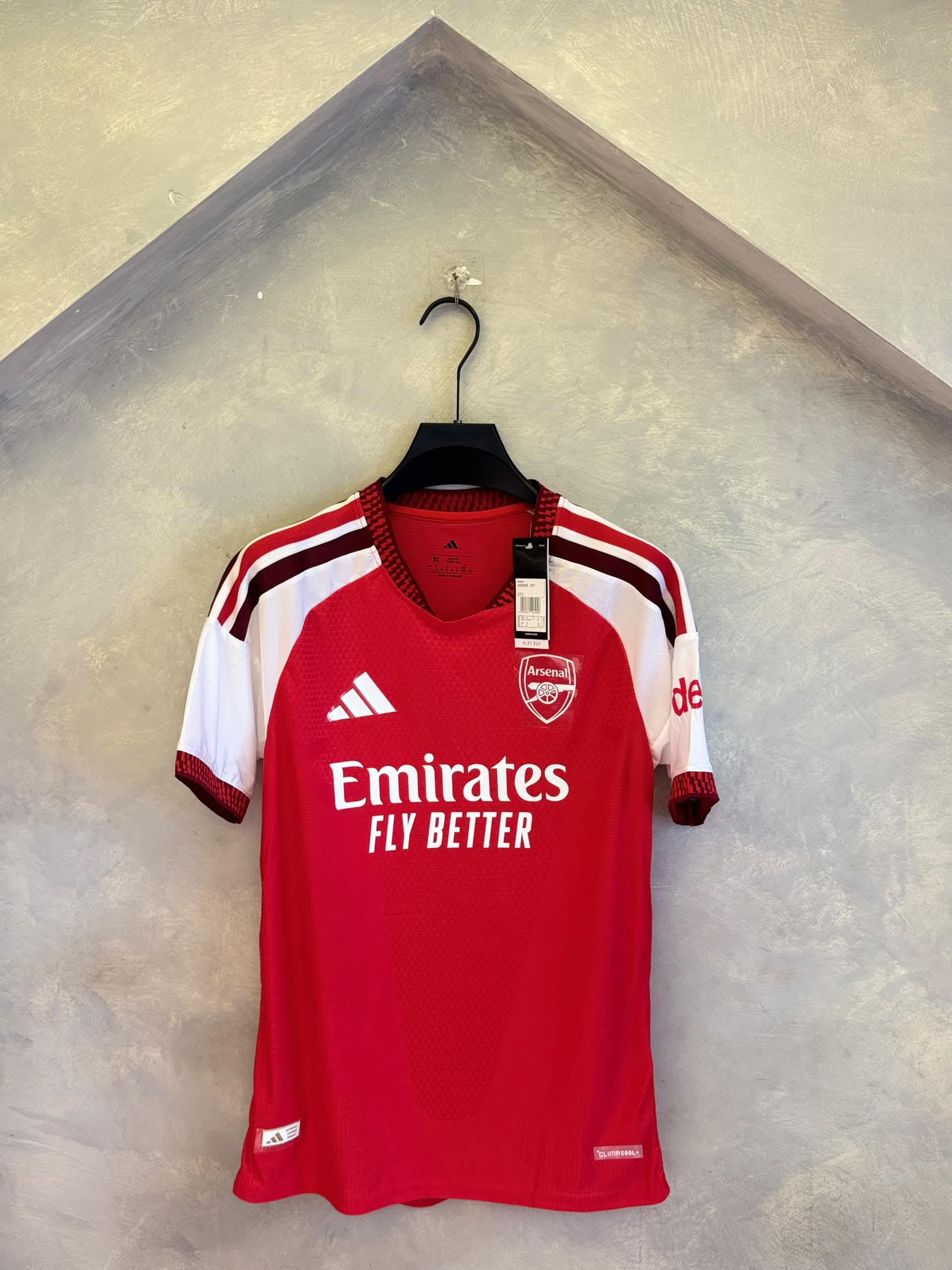 JERSEY: ARSENAL HOME.