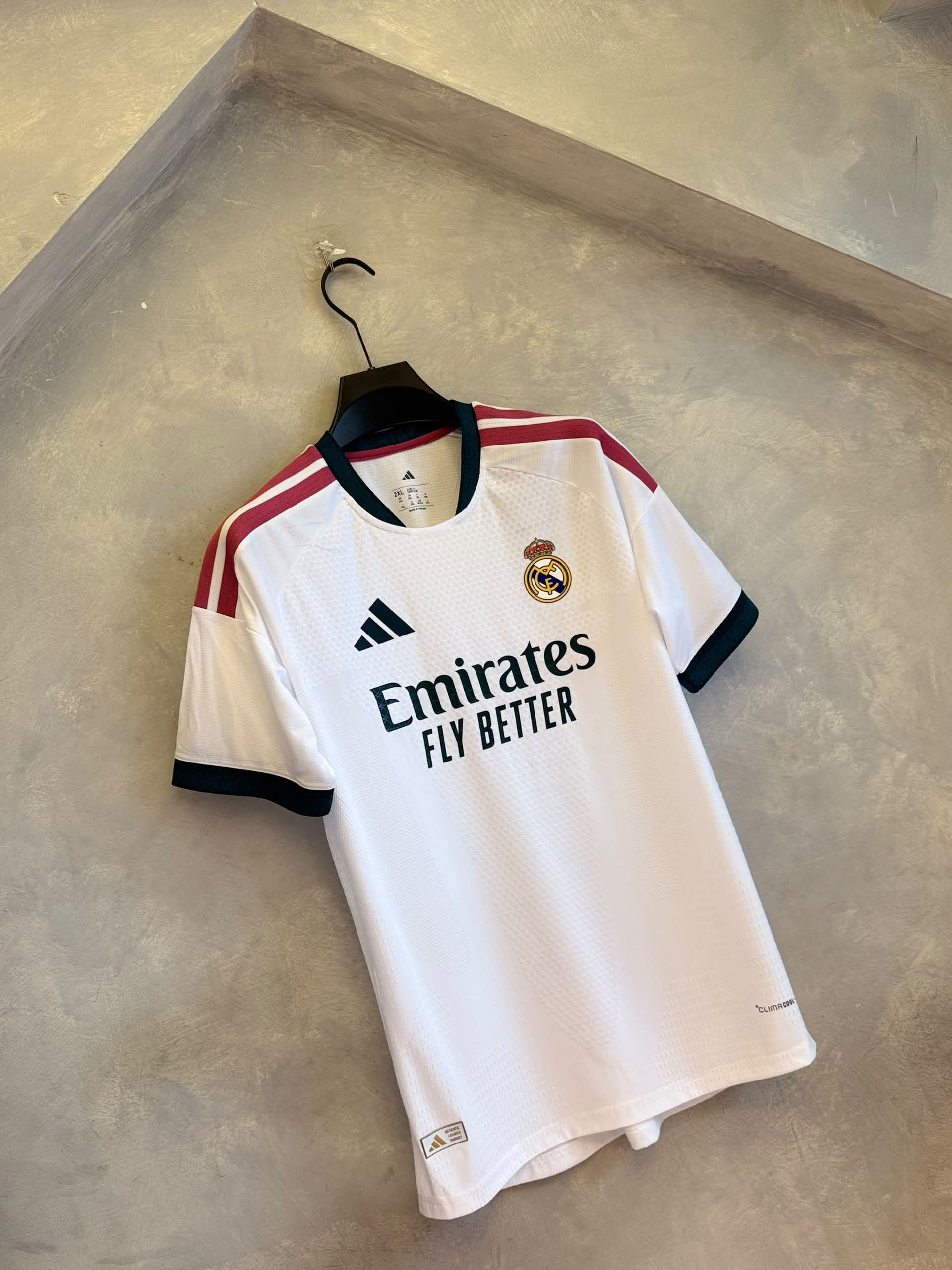 JERSEY: REAL MADRID HOME.