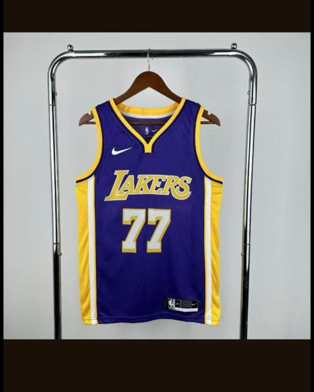 Regata Los Angeles Lakers roxa número 77, foto 1
