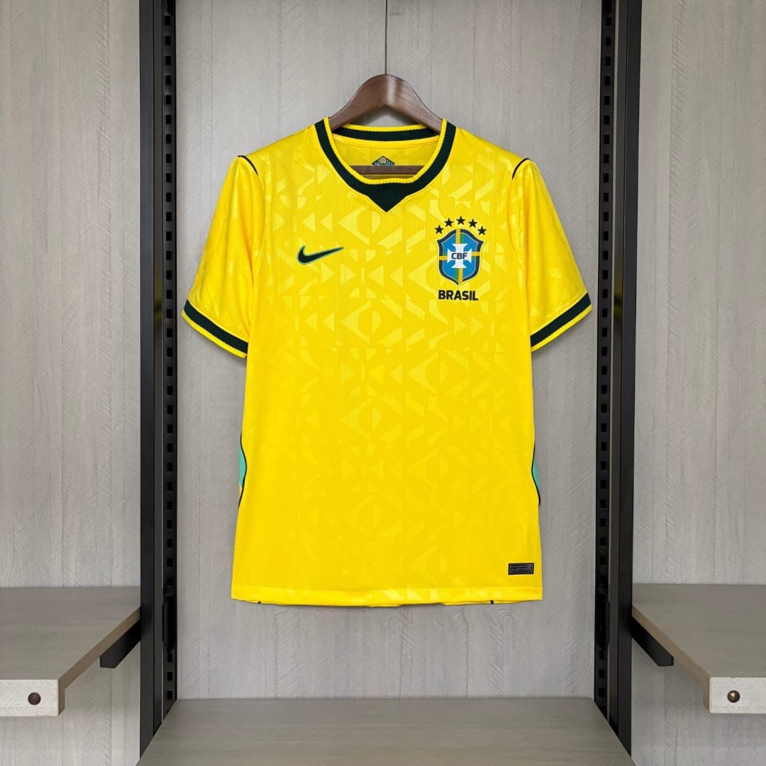 Camisa Brasil amarela com gola verde-escura, foto 1