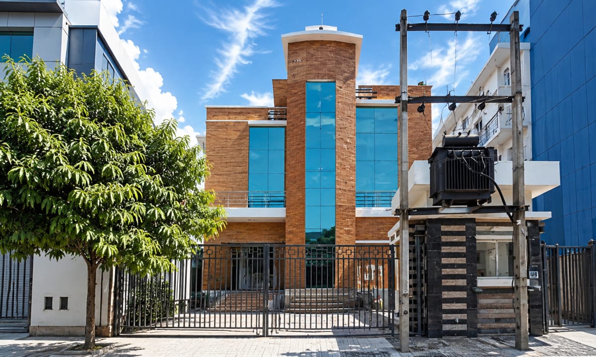 450 Sq. Mtr. Industrial Building for Sale in Sector 63, Noida